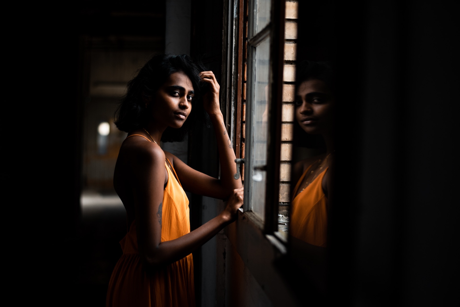 Portrait-Fotografie: Baraty am Fenster