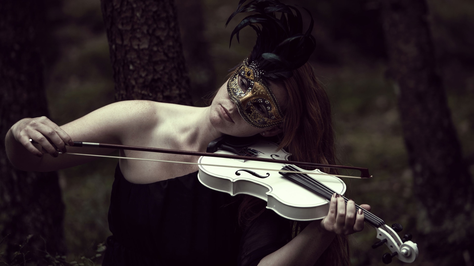 Portrait-Fotografie: Caro mit Geige im Wald